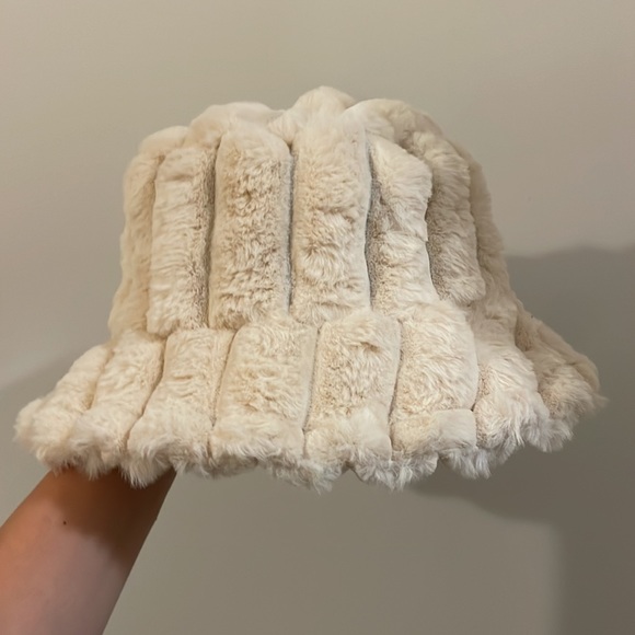 Fuzzy bucket hat - Picture 2 of 4